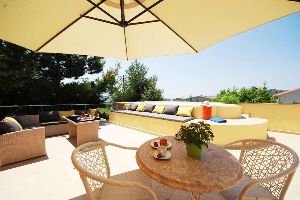 Apartmant With Pool 8 Kastela Exterior photo